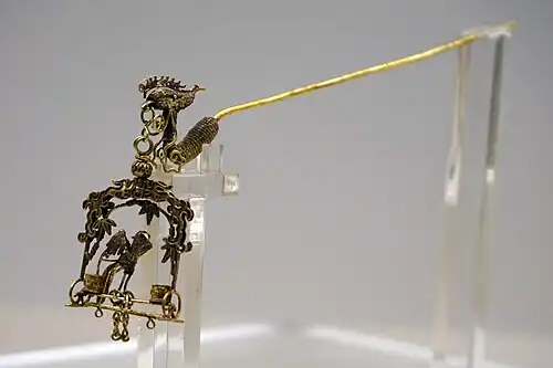 Qing dynasty gold phoenix zan hairpin.