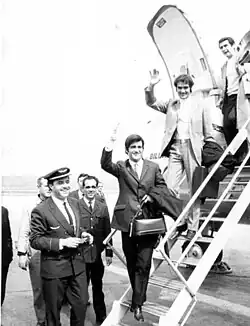 Dúo Dinámico waving at Barajas Airport in 1968 (left: de la Calva, right: Arcusa)