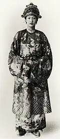 Empress consort in phoenix robe on her wedding day