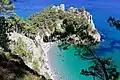 La pointe de Saint-Hernot or l'île Vierge, with its small cove and beach, between Morgat and Cap de la Chèvre, a site crossed by the GR 34.