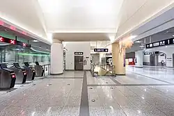 Changping line concourse (alternate view)