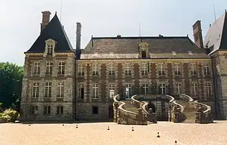 Château de Courances viewed from yard (côté cour).