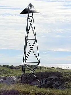 Dagmerke ved Jærens rev. Konstruksjon i rustfritt stål reist av grunneigarar, Klepp historielag og Jærens kystlag 25. August 2004. Høgd 16,5 meter, vekt meir enn 3 tonn. Merket har ein sidekant på fire meter. Første gong reist i 1854 (av tre), andre gong av stål i 1911 og tatt ned i 1994