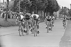 Seven cyclists with the same clothes