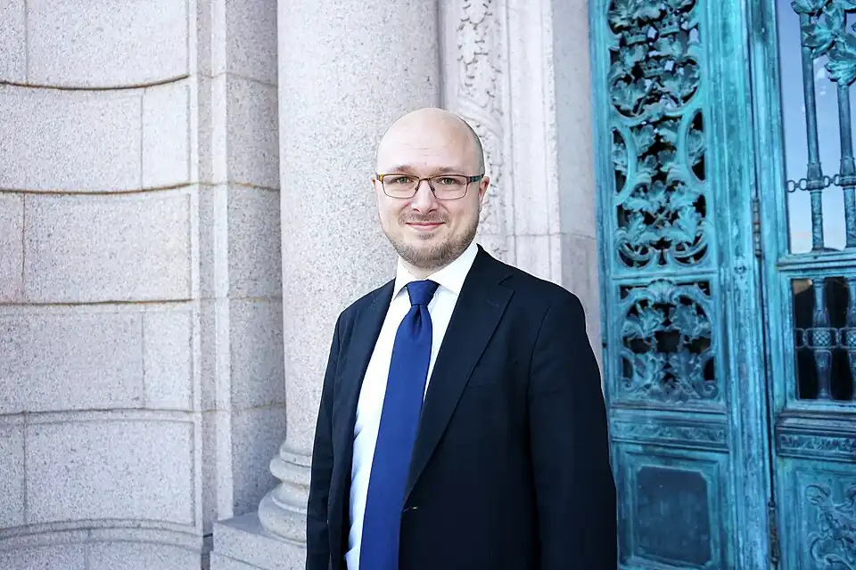 Erik Ottoson utanför Riksdagens kopparport.jpg