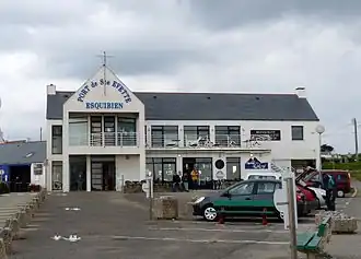 The port of Saint Evette, which has a pier for services to the Île de Sein