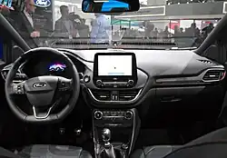 Interior (pre-facelift)