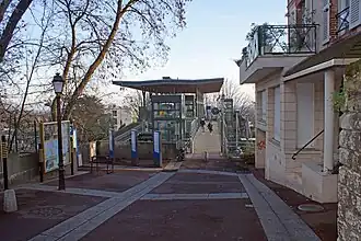 Access to the footbridge.