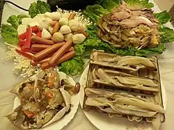 Typical ingredients for Cantonese style hotpot are razor shell (蟶子), crab (蟹), prawn (蝦), chicken sausage (雞肉腸仔) and dace fishball (魚旦)