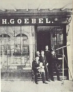 Goebel-Shop in New York, Grand Street 468. This photo was probably taken in the year 1893 to support the Göbel story. The telescope that Göbel used in the 1850s on a horse wagon was much larger.