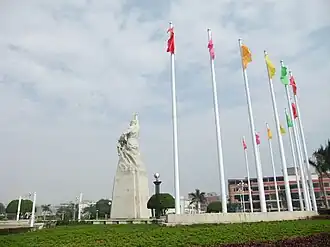 Jinjiang's Lüzhou (Green Island) Park, with a monument bearing the inscription "诚信、谦恭、团结、拼搏" (Integrity, humility, unity, hard work)