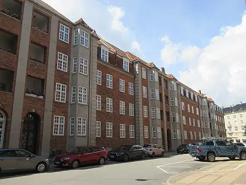 Long facade on Kanslergade.