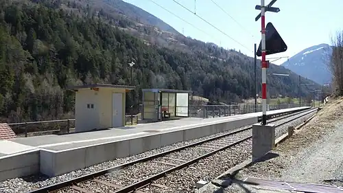 Side platform with shelter next to single railway track