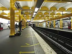 Line 1 platforms before the installation of platform screen doors