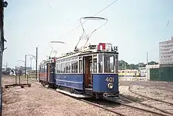 The Amsterdam motor cars 401 and 236 at the Karperweg yard. On the right is the track to the Havenstraat yard [nl].