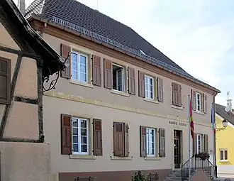 The town hall and school in Niederentzen