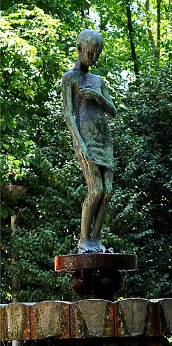 Rapariguinha fountain monument