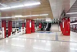 Line 5 northbound platform on the upper level