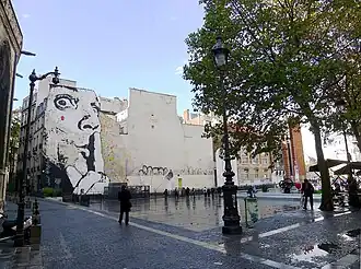 La fresque Chuuuttt !!!, sur toute la hauteur du pignon d'un immeuble ancien de quatre étages bordant la place Igor-Stravinsky. Elle représente, en noir sur fond blanc, le visage d'un homme aux yeux écarquillés portant son index levé devant ses lèvres.