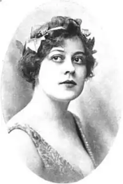 A white woman with wavy hair,wearing a headband