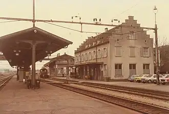 Station building, platforms and tracks in 1981