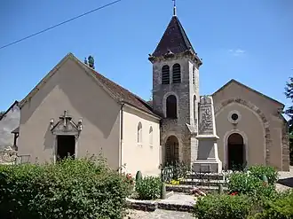 The church and war memorial in Savigny-sur-Grosne