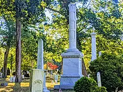 The broken mast monument/Whalers grave